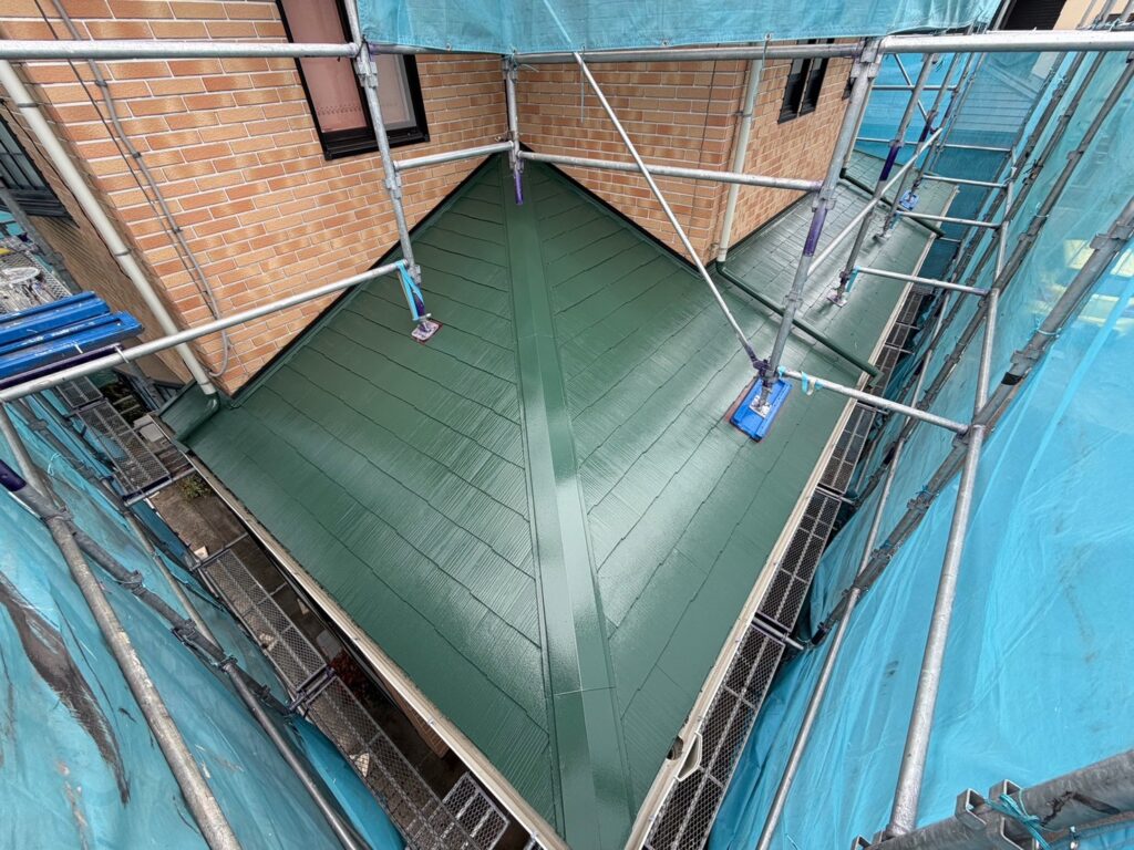 屋根中塗り（下屋根、完了）<br />
※下塗りがしっかりと効いていますので、中塗りの時点で艶がすごいです。